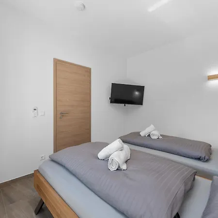 Grosse Luxus-villa Fur 12 Personen Mit Pool, Jachuzzi Und Meeresnaehe Villa *