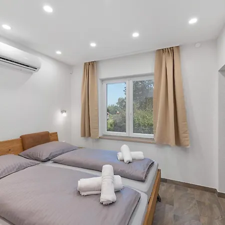 Grosse Luxus-villa Fur 12 Personen Mit Pool, Jachuzzi Und Meeresnaehe Villa *