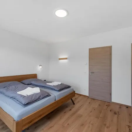 Villa Grosse Luxus-villa Fur 12 Personen Mit Pool, Jachuzzi Und Meeresnaehe