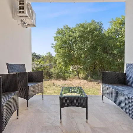 Grosse Luxus-villa Fur 12 Personen Mit Pool, Jachuzzi Und Meeresnaehe Villa