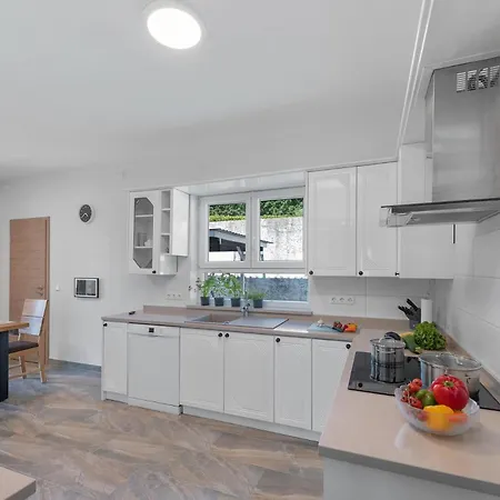 Grosse Luxus-villa Fur 12 Personen Mit Pool, Jachuzzi Und Meeresnaehe