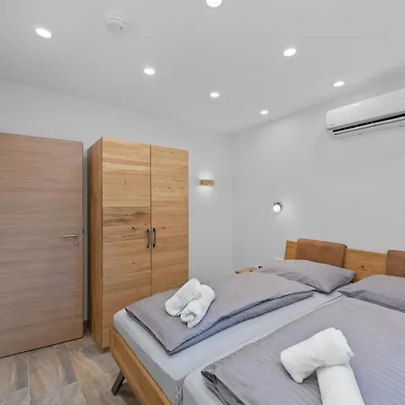 Grosse Luxus-villa Fur 12 Personen Mit Pool, Jachuzzi Und Meeresnaehe Villa *