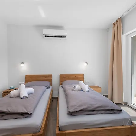 Grosse Luxus-villa Fur 12 Personen Mit Pool, Jachuzzi Und Meeresnaehe