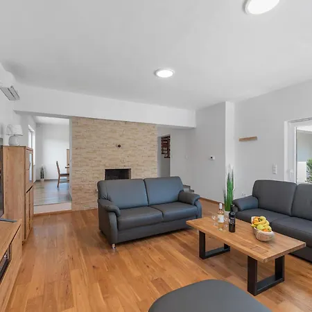 Villa Grosse Luxus-villa Fur 12 Personen Mit Pool, Jachuzzi Und Meeresnaehe