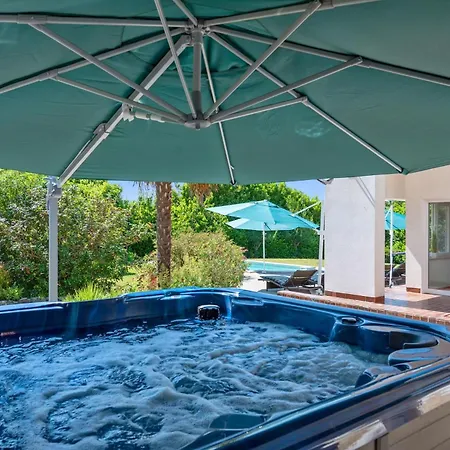 Grosse Luxus-villa Fur 12 Personen Mit Pool, Jachuzzi Und Meeresnaehe Villa *
